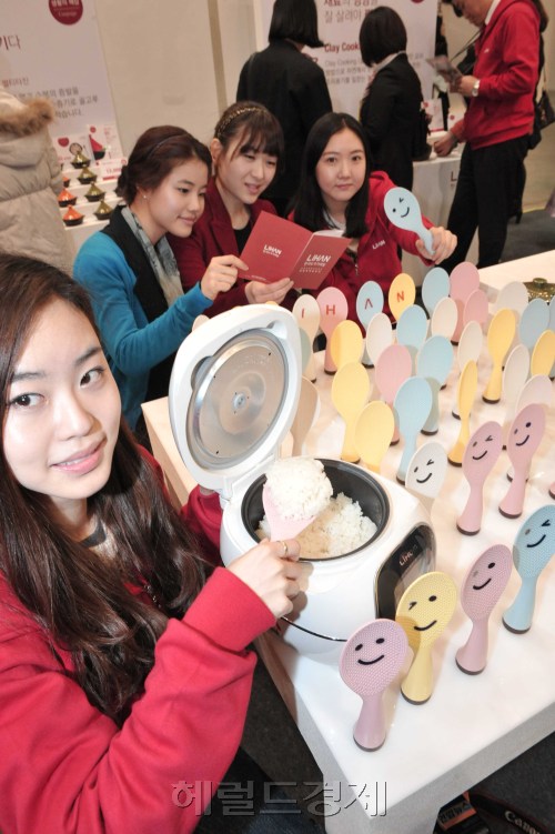 한국도자기 신개념 리빙브랜드 리한에서 오뚝이 롤리주걱을 선보였다. 리한의 오뚝이 롤리주걱은 더블엠보싱공법으로 밥알이 붙지 앉으며 바닥에서 설수 있도록 디자인되어있어 위생을 배려했다.<br />정희조 기자/checho@heraldm.com 120307\r\n한국도자기 신개념 리빙브랜드 리한에서 오뚝이 롤리주걱을 선보였다. 리한의 오뚝이 롤리주걱은 더블엠보싱공법으로 밥알이 붙지 앉으며 바닥에서 설수 있도록 디자인되어있어 위생을 배려했다.\n정희조 기자/checho@heraldm.com 120307
