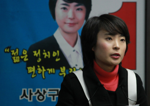 <YONHAP PHOTO-1688> 새누리 공천받은 손수조 (부산=연합뉴스) 김선호 기자 = 야권의 유력 대권 주자인 민주당 문재인 상임고문의 대항마로 결정된 새누리당 손수조 예비후보는 5일 오후 사상구 선거사무실에서 공천소감을 말하고 있다. << 지방기사 참조 >> 2012.3.5 wink@yna.co.kr/2012-03-05 18:13:28/ <저작권자 ⓒ 1980-2012 ㈜연합뉴스. 무단 전재 재배포 금지.>
Sohn Soo-jo