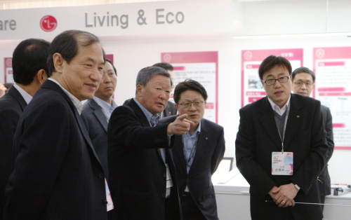 구본무 LG 회장이 지난 7일 대전광역시에 위치한 LG화학 기술연구원에서 열린 ‘LG 연구개발성과보고회’에 참석, 임원들과 연구진들에게 LG그룹 생존과 부활을 위해 보다 강도 높은 체질개선을 주문했다. [사진제공=LG그룹]