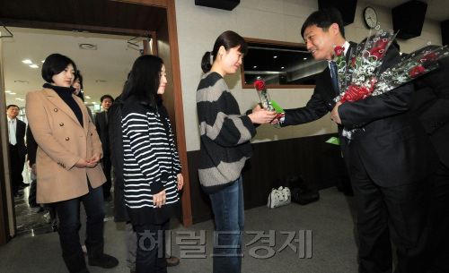 7일 오전 서울 성북구청에서 김영배 구청장이 세계여성의 날을 맞아 여성 직원 150여명에게 장미꽃을 나눠주고 있다./ 안훈기자 rosedale@ 2012.03.07\r\n7일 오전 서울 성북구청에서 김영배 구청장이 세계여성의 날을 맞아 여성 직원 150여명에게 장미꽃을 나눠주고 있다./ 안훈기자 rosedale@ 2012.03.07\r\n7일 오전 서울 성북구청에서 김영배 구청장이 세계여성의 날을 맞아 여성 직원 150여명에게 장미꽃을 나눠주고 있다./ 안훈기자 rosedale@ 2012.03.07\r\n7일 오전 서울 성북구청에서 김영배 구청장이 세계여성의 날을 맞아 여성 직원 150여명에게 장미꽃을 나눠주고 있다./ 안훈기자 rosedale@ 2012.03.07