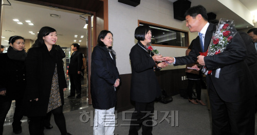 7일 오전 서울 성북구청에서 김영배 구청장이 세계여성의 날을 맞아 여성 직원 150여명에게 장미꽃을 나눠주고 있다./ 안훈기자 rosedale@ 2012.03.07\r\n7일 오전 서울 성북구청에서 김영배 구청장이 세계여성의 날을 맞아 여성 직원 150여명에게 장미꽃을 나눠주고 있다./ 안훈기자 rosedale@ 2012.03.07\r\n7일 오전 서울 성북구청에서 김영배 구청장이 세계여성의 날을 맞아 여성 직원 150여명에게 장미꽃을 나눠주고 있다./ 안훈기자 rosedale@ 2012.03.07\r\n7일 오전 서울 성북구청에서 김영배 구청장이 세계여성의 날을 맞아 여성 직원 150여명에게 장미꽃을 나눠주고 있다./ 안훈기자 rosedale@ 2012.03.07\r\n김영배 서울 성북구청장이 8일 오전 ‘세계 여성의 날’을 맞아 여직원 150여명에게 장미꽃을 나눠 주고 있다. 김 구청장은 또 ‘행복한 여성이 성북의 미래이며 희망입니다. 여러분과 함께 할 수 있어 행복합니다’라고 쓴 카드도 함께 전달했다.  안훈 기자/rosedale@