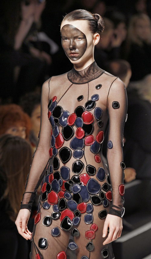 <YONHAP PHOTO-0227> A model wears a creation by fashion house Lie Sang Bong as part of the Fall-Winter, ready-to-wear 2013 fashion collection, during Paris Fashion week, Wednesday, March 7, 2012. (AP Photo/Remy de la Mauviniere)/2012-03-08 05:52:15/ <저작권자 ⓒ 1980-2012 ㈜연합뉴스. 무단 전재 재배포 금지.>\r\n<YONHAP PHOTO-0227> A model wears a creation by fashion house Lie Sang Bong as part of the Fall-Winter, ready-to-wear 2013 fashion collection, during Paris Fashion week, Wednesday, March 7, 2012. (AP Photo/Remy de la Mauviniere)/2012-03-08 05:52:15/ <저작권자 ⓒ 1980-2012 ㈜연합뉴스. 무단 전재 재배포 금지.>