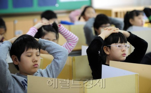 8일 오전 전국교과학습진단평가가 치뤄지고 있는 가운데 서울공릉초등학교 학생들이 진지하게 시험을 보고 있다. 박해묵 기자/mook@heraldm.com\r\n8일 오전 전국교과학습진단평가가 치뤄지고 있는 가운데 서울공릉초등학교 학생들이 진지하게 시험을 보고 있다. 박해묵 기자/mook@heraldm.com\r\n‘칸막이 세우고, 머리 손, 옆 사람 보지 말고….’ 10년 전에도, 20년 전에도 비슷한 상황이었다. 바뀐 게 없다. 아이들은 이렇게 경쟁에 내몰리고 있다. 이런 아이들에게 미안하다. 이런 시험을 지금까지도 물려줘 미안하다. 8일 오전 전국교과학습진단평가가 치러지고 있는 서울공릉초등학교. 시험이 즐거워 웃는 아이가 없다. 하나같이 다 진지한, 걱정스러운 눈빛이다.  박해묵 기자/mook@