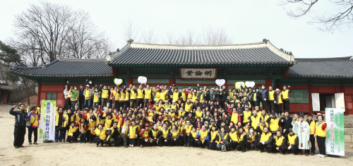 <YONHAP PHOTO-1493> 새봄맞이 우리 문화재 가꾸기 (서울=연합뉴스) 7일 오후 서울 종로구 명륜동 문묘(보물 제141호)에서 열린 새봄맞이 우리문화재 가꾸기 행사에 참가한 김영종 종로구청장과 자원봉사자들이 행사 전 명륜당 앞에서 파이팅을 외치고 있다. 2012.3.7 << 종로구 >> photo@yna.co.kr/2012-03-07 18:51:27/ <저작권자 ⓒ 1980-2012 ㈜연합뉴스. 무단 전재 재배포 금지.>\r\n<YONHAP PHOTO-1493> 새봄맞이 우리 문화재 가꾸기 (서울=연합뉴스) 7일 오후 서울 종로구 명륜동 문묘(보물 제141호)에서 열린 새봄맞이 우리문화재 가꾸기 행사에 참가한 김영종 종로구청장과 자원봉사자들이 행사 전 명륜당 앞에서 파이팅을 외치고 있다. 2012.3.7 << 종로구 >> photo@yna.co.kr/2012-03-07 18:51:27/ <저작권자 ⓒ 1980-2012 ㈜연합뉴스. 무단 전재 재배포 금지.>\r\n<YONHAP PHOTO-1493> 새봄맞이 우리 문화재 가꾸기 (서울=연합뉴스) 7일 오후 서울 종로구 명륜동 문묘(보물 제141호)에서 열린 새봄맞이 우리문화재 가꾸기 행사에 참가한 김영종 종로구청장과 자원봉사자들이 행사 전 명륜당 앞에서 파이팅을 외치고 있다. 2012.3.7 << 종로구 >> photo@yna.co.kr/2012-03-07 18:51:27/ <저작권자 ⓒ 1980-2012 ㈜연합뉴스. 무단 전재 재배포 금지.>
