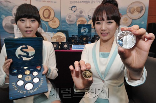2012여수세계박람회 공식 기념주화가 한국은행 화폐막물관에서 선을 보이고 있다. 모두 6종(금화 2종,은화 3종,3종 재질화)으로 전국지정은행에서 판매대행사인 화동양행을 통해 12일부터 선착순 예약판매된다. 최고 6종세트 290만원부터 낱개 은화 8만5천원까지 9종류의 세트가 준비되어 있다. 가장 적은 수량 발행과  최신 잠상기법, 트리메탈테크닉 적용으로 소장가치를 높이고 있다.<br />정희조 기자/checho@heraldm.com 120308\r\n2012여수세계박람회 공식 기념주화가 한국은행 화폐막물관에서 선을 보이고 있다. 모두 6종(금화 2종,은화 3종,3종 재질화)으로 전국지정은행에서 판매대행사인 화동양행을 통해 12일부터 선착순 예약판매된다. 최고 6종세트 290만원부터 낱개 은화 8만5천원까지 9종류의 세트가 준비되어 있다. 가장 적은 수량 발행과  최신 잠상기법, 트리메탈테크닉 적용으로 소장가치를 높이고 있다.\n정희조 기자/checho@heraldm.com 120308