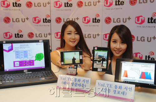 8일 서울 광화문 세안 프라자에서 LG유플러스가 4세대(4G) 롱텀에볼루션(LTE) 망에서 데이터 뿐만 아니라 음성, 문자 등을 동시에 제공하는  ‘VoLTE (Voice over LTE)’ 시연회를 국내 이동통신사들 중에서 처음으로 개최했다.<br />이상섭 기자 babtong@heraldm.com 2012.03.08\r\n8일 서울 광화문 세안 프라자에서 LG유플러스가 4세대(4G) 롱텀에볼루션(LTE) 망에서 데이터 뿐만 아니라 음성, 문자 등을 동시에 제공하는  ‘VoLTE (Voice over LTE)’ 시연회를 국내 이동통신사들 중에서 처음으로 개최했다.\n이상섭 기자 babtong@heraldm.com 2012.03.08\r\nLG유플러스가 8일 서울 광화문 세안 프라자에서 4세대(4G) 롱텀에볼루션(LTE)망으로 데이터 뿐만 아니라 음성, 문자 등을 동시에 제공하는 ‘VoLTE (Voice over LTE)’ 시연회를 국내 이동통신사들 중 처음으로 개최했다.  이상섭 기자 babtong@heraldm.com
