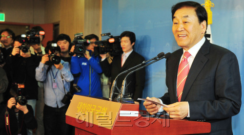 이재오 의원이 8일 국회 정론관에서 기자회견을 하고 있다. 박현구 기자phko@heraldm.com 2012.03.08\r\n이재오 의원이 8일 국회 정론관에서 기자회견을 하고 있다. 박현구 기자phko@heraldm.com 2012.03.08\r\n서울과 수도권에서 친이계 의원들이 대거 공천에서 탈락한 가운데, 친이계 좌장역할을 맡아온 이재오 의원이 8일 전격 기자회견을 갖고 “공천심사 자료를 투명하게 공개하라”고 요구하고 있다. 이 의원의 발언은 박근혜 비대위원장을 겨냥한 것으로 풀이된다.  박현구 기자/phko@heraldm.com