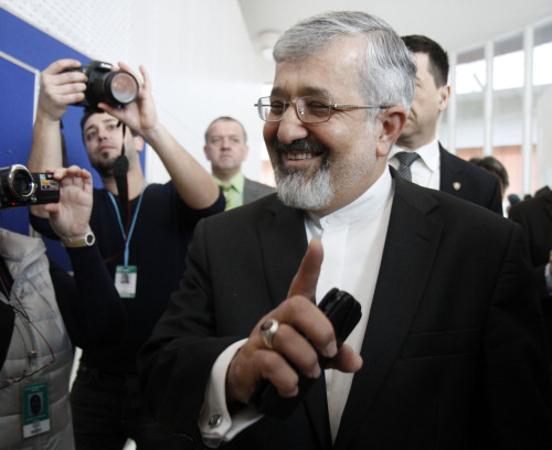 <YONHAP PHOTO-1584> Iran's ambassador to the International Atomic Energy Agency, IAEA, Ali Asghar Soltanieh is surrounded by media when arriving for the IAEA board of governors meeting at the International Center, in Vienna, Austria, on Wednesday, March 7, 2012. (AP Photo/Ronald Zak)/2012-03-07 19:42:57/ <저작권자 ⓒ 1980-2012 ㈜연합뉴스. 무단 전재 재배포 금지.>
Iran’s ambassador to the International Atomic Energy Agency, Ali Asghar Soltanieh, is surrounded by media while arriving for the IAEA board of governors meeting at the International Center in Vienna on Wednesday.  AP-Yonhap News