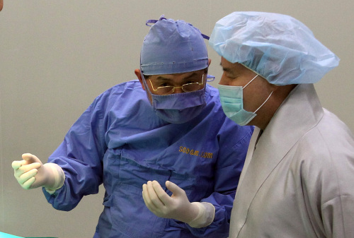 <YONHAP PHOTO-1304> 자승 총무원장과 대화하는 황우석 박사 (서울=연합뉴스) 박동주 기자 = 자승 조계종 총무원장(오른쪽)이 7일 오후 서울 오류동 수암생명공학연구원을 방문, 개 난자 채취 수술을 집도하는 황우석 박사와 대화하고 있다. 2012.3.7 pdj6635@yna.co.kr/2012-03-07 17:39:46/ <저작권자 ⓒ 1980-2012 ㈜연합뉴스. 무단 전재 재배포 금지.>
Ven. Jaseung (right) head of the Buddhist Jogye Order, talks with Hwang Woo-suk at the Sooam Biotech Research Foundation building in Guro, southern Seoul on Wednesday.  Yonhap News