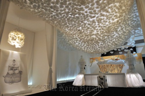 서울리빙디자인페어 이상일디자이너관.<br />정희조 기자/checho@heraldm.com 120307
Visitors look around hair designer Lee Sang-il’s booth at 2012 Seoul Living Design Fair held at COEX Hall A in Samseong-dong, southern Seoul. Chung Hee-cho/The Korea Herald