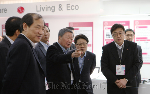 LG Group chairman Koo Bon-moo (center) points to an affiliate’s project as the group held a research and development conference, attended by heads of all LG affiliates, in Daejeon on Wednesday.  LG Group