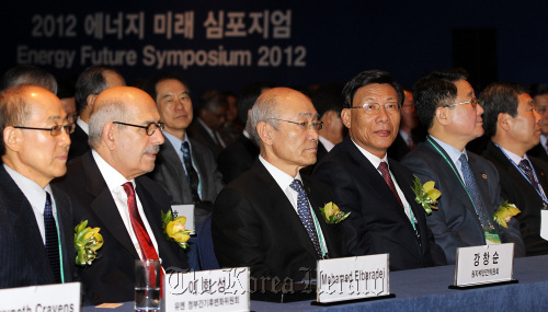 Participants attend the opening of the 2012 Energy Future Symposium at a Seoul hotel on Thursday. From left are Lee Hoe-sung, vice chair of the U.N. Intergovermental Panel on Climate Change; Mohamed ElBaradei, former head of the International Atomic Energy Agency; Kang Chang-sun, chairman of the NSSC; and Kim Jong-shin, chief executive of the KHNP.   Yonhap News
