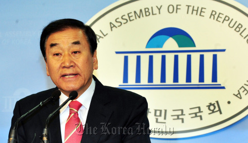 이재오 의원이 8일 국회 정론관에서 기자회견을 하고 있다. 박현구 기자phko@heraldm.com 2012.03.08
Rep. Lee Jae-oh, a leading pro-Lee Myung-bak lawmaker of the ruling Saenuri Party, holds a press conference Thursday to protest against the party’s nomination process.  Park Hyun-koo/The Korea Herald