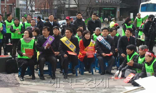 지난 달 입점한 고양터미널점에 이어 오는 6월 입점예정인 합정 홈플러스의 입점을 반대하는 지역 상인들의 목소리가 거세다.\r\n\r\n지난 8일 망원동월드컵시장상점가진흥사업협동조합(이하 조합) 조합원 52명과 망원시장 상인들 85명 등 200명 가량은 서울 마포구청 앞에는 합정 홈플러스 입점을 강력히 반대하는 집회를 가졌다. 조합은 지난 7일 오후 중소기업중앙회에 사업조정신청서를 냈고 곧 중소기업청에 접수될 예정이다