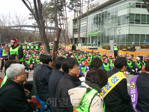 지난 달 입점한 고양터미널점에 이어 오는 6월 입점예정인 합정 홈플러스의 입점을 반대하는 지역 상인들의 목소리가 거세다.\r\n\r\n지난 8일 망원동월드컵시장상점가진흥사업협동조합(이하 조합) 조합원 52명과 망원시장 상인들 85명 등 200명 가량은 서울 마포구청 앞에는 합정 홈플러스 입점을 강력히 반대하는 집회를 가졌다. 조합은 지난 7일 오후 중소기업중앙회에 사업조정신청서를 냈고 곧 중소기업청에 접수될 예정이다