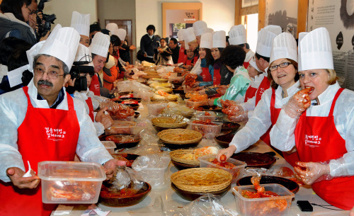 <YONHAP PHOTO-1762> 김치담그는 주한외교사절 (부천=연합뉴스) 주한 외국대사 부부들이 8일 개관한 부천 영상문화단지내 '부천시 김치체험관'에서 김치명인 1호인 김순자 한성식품 대표의 안내에 따라 김치담그기 체험행사를 하고 있다. 2012.3.8 << 한성식품 >> photo@yna.co.kr/2012-03-08 16:03:55/ <저작권자 ⓒ 1980-2012 ㈜연합뉴스. 무단 전재 재배포 금지.>\r\n<YONHAP PHOTO-1762> 김치담그는 주한외교사절 (부천=연합뉴스) 주한 외국대사 부부들이 8일 개관한 부천 영상문화단지내 '부천시 김치체험관'에서 김치명인 1호인 김순자 한성식품 대표의 안내에 따라 김치담그기 체험행사를 하고 있다. 2012.3.8 << 한성식품 >> photo@yna.co.kr/2012-03-08 16:03:55/ <저작권자 ⓒ 1980-2012 ㈜연합뉴스. 무단 전재 재배포 금지.>\r\n<YONHAP PHOTO-1762> 김치담그는 주한외교사절 (부천=연합뉴스) 주한 외국대사 부부들이 8일 개관한 부천 영상문화단지내 '부천시 김치체험관'에서 김치명인 1호인 김순자 한성식품 대표의 안내에 따라 김치담그기 체험행사를 하고 있다. 2012.3.8 << 한성식품 >> photo@yna.co.kr/2012-03-08 16:03:55/ <저작권자 ⓒ 1980-2012 ㈜연합뉴스. 무단 전재 재배포 금지.>