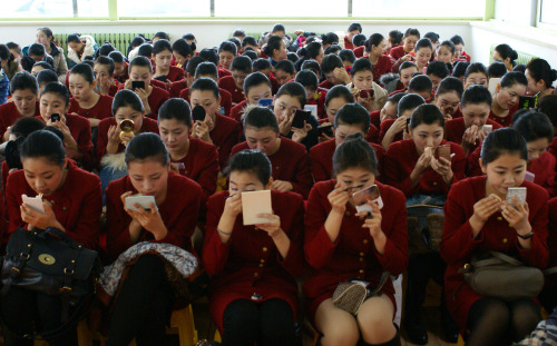 <YONHAP PHOTO-2043> (120308) -- HARBIN, March 8, 2012 (Xinhua) -- Flight attendant candidates put on makeups before entering a job interview held by Hainan Airlines in Harbin, capital of northeast China's Heilongjiang Province, March 8, 2012. The company, China's fourth largest airlines, plans to enroll 1,000 would-be flight attendants from twenty cities including Beijing, Tianjin, Changchun, Shenyang and Harbin. (Xinhua/Li Yuze) (lmm)/2012-03-08 17:52:07/ <저작권자 ⓒ 1980-2012 ㈜연합뉴스. 무단 전재 재배포 금지.>\r\n<YONHAP PHOTO-2043> (120308) -- HARBIN, March 8, 2012 (Xinhua) -- Flight attendant candidates put on makeups before entering a job interview held by Hainan Airlines in Harbin, capital of northeast China's Heilongjiang Province, March 8, 2012. The company, China's fourth largest airlines, plans to enroll 1,000 would-be flight attendants from twenty cities including Beijing, Tianjin, Changchun, Shenyang and Harbin. (Xinhua/Li Yuze) (lmm)/2012-03-08 17:52:07/ <저작권자 ⓒ 1980-2012 ㈜연합뉴스. 무단 전재 재배포 금지.>
