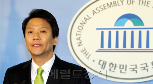 임종석 민주통합당 사무총장이 9일 국회에서 기자회견을 하고 잇다. 박현구 기자phko@heraldm.com 2012.03.09