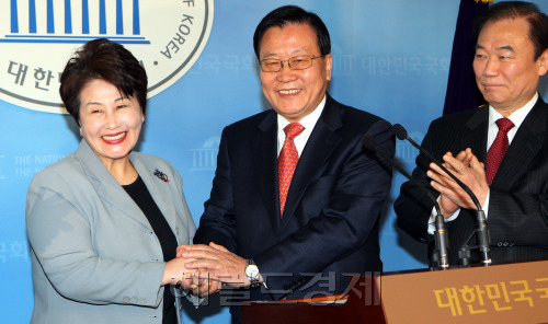 새누리당을 탈당한 전여옥 의원이 9일 국회에서 국민생각으로 입당하는 기자회견을 하고 있다. 박현구 기자phko@herald.com 2012.03.09
