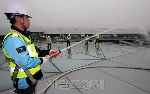 인천공항이 9일 오전 전 세계 50여개국 정상과 4개 국제기구 수장들이 모이는 핵안보정상회의를 맞아 겨우내 찌든 때를 씻어내는 봄청소를 하고 있다. 박해묵 기자/mook@heraldm.com\r\n인천공항이 9일 오전 전 세계 50여개국 정상과 4개 국제기구 수장들이 모이는 핵안보정상회의를 맞아 겨우내 찌든 때를 씻어내는 봄청소를 하고 있다. 박해묵 기자/mook@heraldm.com