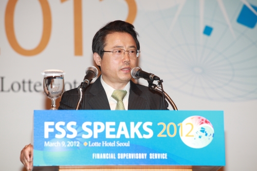 권혁세 금융감독원장은 9일 서울 소공동 롯데호텔에서 열린 외국계 금융회사 대상 연례 업무설명회에서 “공정한 경쟁기반 조성을 위해 감독 제도를 개선하고 외국계 금융기관의 특수성을 고려한 감독 및 검사 업무를 시행하겠다”고 밝혔다. 그는 이어 “외국계 금융기관은 국내 금융회사와 동등하게 사회적 책임 이행에 동참해 달라”고 주문했다.