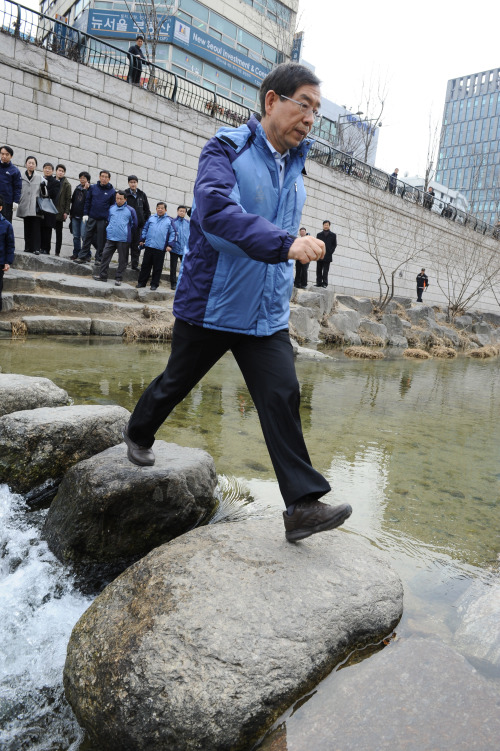 그는 “공무원 입장에서는 시장이 업무를 지시한 뒤 담당할 특정 부서를 콕 집어주는 시장을 유능하게 생각한다”며 “그렇지 않으면 어느 부서가 그 일을 맡을 지 정하다가 시간이 다 가 버린다”고 했다.\r\n\r\n박원순 시장은 공무원들에게 자신이 구상하는 큰 그림을 그려준 뒤 그에 맞게 추진하라고 지시하고 후에 확인하는 업무 스타일인 것으로 알려졌다.
