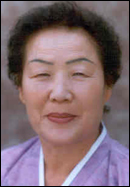 일본군 위안부 피해자인 이용수(83) 할머니가 19대 총선에 민주통합당 비례대표로 출마하기로 했다. \r\n\r\n \r\n\r\n이 할머니는 8일 오후 민주통합당 대구시당에서 기자회견을 갖고 "위안부 문제를 해결하지 않고는 도저히 죽을 수 없다"며 "국회의원이 되면 일본 국왕으로부터 사죄와 배상을 반드시 받아오겠다"고 국회의원에 대한 강한 집념을 나타냈다.\r\n출처 : 83세 위안부 피해자 할머니, 민주통합당 비례대표 출마 - 오마이뉴스