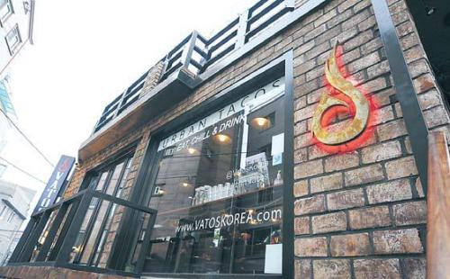Vatos Urban Tacos opened as a two-story eatery in Itaewon-dong
last November.