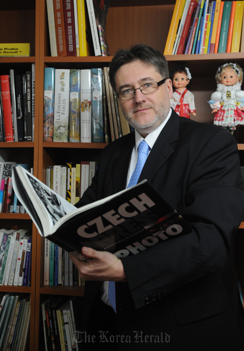 체코문화원장<br />이상섭 기자. babtong@heraldm.com 2012.03.07
Czech Ambassador Jaroslav Olsa Jr.    Lee Sang-sub/The Korea Herald