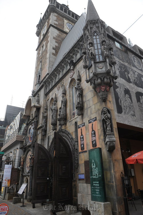체코문화원장<br />이상섭 기자. babtong@heraldm.com 2012.03.07
The Czech Info Center is on the third floor of Castle Praha in Hongdae in Seoul.  Lee Sang-sub/The Korea Herald