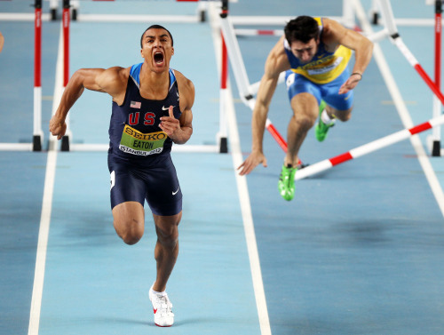 <YONHAP PHOTO-0767> United States Ashton Eaton, left, crosses the finish line while Ukraine's Oleksiy Kasyanov tumbles over the lust hurdle in the Men's 60 m hurdles race of the Heptathlon during the World Indoor Athletics Championships in Istanbul, Turkey, Saturday, March 10, 2012. (AP Photo/Michael Probst)/2012-03-10 16:48:24/ <저작권자 ⓒ 1980-2012 ㈜연합뉴스. 무단 전재 재배포 금지.>
Ashton Eaton of the U.S. crosses the finish line to win the men’s 60-meter hurdles race of the heptathlon.  AP-Yonhap News