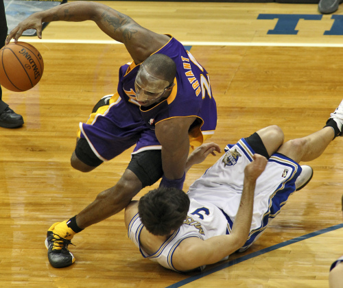 <YONHAP PHOTO-0134> In this photo taken Friday, March 9, 2012, Los Angeles Lakers' Kobe Bryant, left, collides with Minnesota Timberwolves' Ricky Rubio late in the second half of an NBA basketball game in Minneapolis. Rubio was injured on the play and will miss the rest of the season with a torn ACL in his left knee, the team announced on Saturday. (AP Photo/The Star Tribune, Marlin Levison) MANDATORY CREDIT; ST. PAUL PIONEER PRESS OUT; MAGS OUT; TWIN CITIES TV OUT/2012-03-11 08:05:21/ <저작권자 ⓒ 1980-2012 ㈜연합뉴스. 무단 전재 재배포 금지.>
Los Angeles Lakers guard Kobe Bryant (left) collides with Minnesota Timberwolves guard Ricky Rubio on Friday.
AP-Yonhap News