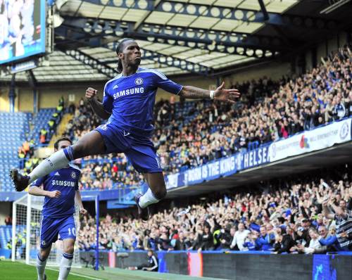 <YONHAP PHOTO-0059> Chelsea's Ivorian striker Didier Drogba celebrates scoring the opening goal of the English Premier League football match between Chelsea and Stoke City at Stamford Bridge in London, on March 10, 2012. AFP PHOTO/GLYN KIRK....RESTRICTED TO EDITORIAL USE. No use with unauthorized audio, video, data, fixture lists, club/league logos or “live” services. Online in-match use limited to 45 images, no video emulation. No use in betting, games or single club/league/player publications.../2012-03-11 06:47:58/ <저작권자 ⓒ 1980-2012 ㈜연합뉴스. 무단 전재 재배포 금지.>
Chelsea striker Didier Drogba celebrates his goal against Stoke City on Saturday.  AFP-Yonhap News
