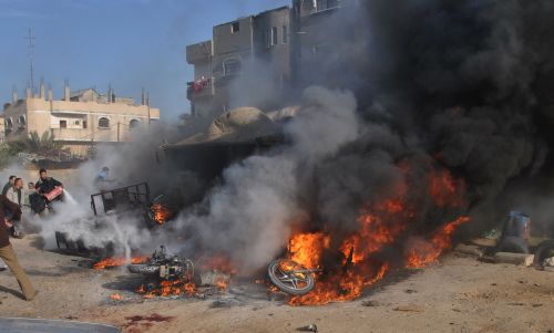 <YONHAP PHOTO-0114> Palestinians try to extinguish a fire after an Israeli airstrike on Rafah, in the southern Gaza Strip, on March 10, 2012. Israeli air strikes on Gaza killed 15 Palestinians, including a top militant, medics said, as militants fired 100 rockets into the Jewish state. AFP PHOTO/STR../2012-03-11 07:32:35/ <저작권자 ⓒ 1980-2012 ㈜연합뉴스. 무단 전재 재배포 금지.>
Palestinians try to extinguish a fire after an Israeli airstrike on Rafah in the southern Gaza Strip on Saturday.  AFP-Yonhap News