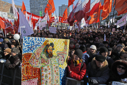 <YONHAP PHOTO-1011> Opposition protesters with a placard depicting Czar Ivan The Terrible, center, gather during a rally in Moscow, Russia, Saturday, March 10, 2012. More than 20,000 protesters flocked to a central Moscow avenue Saturday to demand Vladimir Putin's resignation and protest electoral fraud, but the crowd's relatively small size compared to recent protests suggested the country's opposition movement has lost some momentum. (AP Photo/Ivan Sekretarev)/2012-03-10 22:22:55/ <저작권자 ⓒ 1980-2012 ㈜연합뉴스. 무단 전재 재배포 금지.>
Opposition protesters with a placard depicting Czar Ivan The Terrible (center) gather during a rally in Moscow on Saturday.  AP-Yonhap News