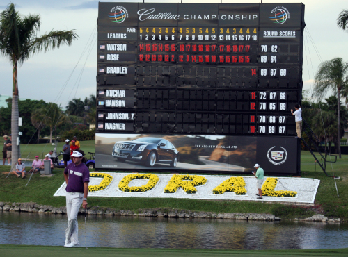<YONHAP PHOTO-0195> Bubba Watson waits his turn on the 18th green during the third round of the Cadillac Championship golf tournament on Saturday, March 10, 2012 in Doral, Fla. (AP Photo/Wilfredo Lee) /2012-03-11 08:21:03/ <저작권자 ⓒ 1980-2012 ㈜연합뉴스. 무단 전재 재배포 금지.>
Bubba Watson waits his turn on the 18th green on Saturday.  AP-Yonhap News