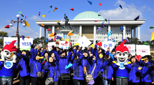 서울특별시선관위는 11일 오전 국회의사당앞에서 19대 국회의원선거 D-30일을 앞두고 '후보자에게 보내는 희망편지' 퍼포먼스를 개최했다. 이날 행사는 부정감시단 200여명이 참석해 감시활동을 하며 현장에서 느꼈던 후보자에 대한 희망사항을 종이비행기에 적어 날리고 있다.<br />김명섭 기자 msiron@\r\n서울특별시선관위는 11일 오전 국회의사당앞에서 19대 국회의원선거 D-30일을 앞두고 '후보자에게 보내는 희망편지' 퍼포먼스를 개최했다. 이날 행사는 부정감시단 200여명이 참석해 감시활동을 하며 현장에서 느꼈던 후보자에 대한 희망사항을 종이비행기에 적어 날리고 있다.\n김명섭 기자 msiron@