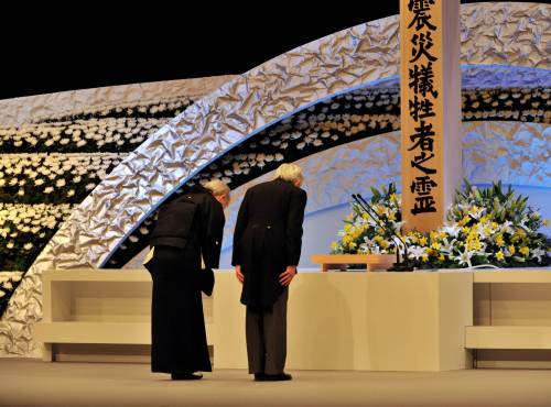<YONHAP PHOTO-1250> Japanese Emperor Akihito (R) and Empress Michiko pay their respects before an altar during a memorial service for the victims of the march 11, 2011 earthquake, in Tokyo on March 11, 2012. Japan marked the first anniversary of the March 11 massive earthquake and tsunami which killed some 19,000 people in northern Japan. AFP PHOTO / POOL / Yoshikazu TSUNO../2012-03-11 17:18:05/ <저작권자 ⓒ 1980-2012 ㈜연합뉴스. 무단 전재 재배포 금지.>
Japanese Emperor Akihito (right) and Empress Michiko pay their respects before an altar during a memorial service for the victims of the March 11, 2011 earthquake, in Tokyo on Sunday.     AFP-Yonhap News