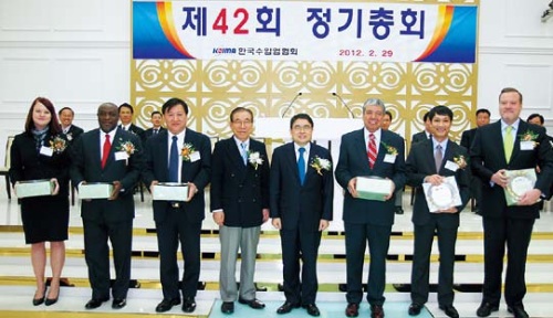 Diplomats hold plaques presented by the Korea Importers
Association in Seoul on Feb. 29. (Kirsty Taylor/The Korea Herald)
한국수입업자협회