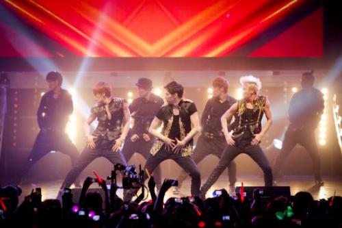 “사랑스런 내 남자”..JYJ, 韓가수 첫 칠레 공연 ‘3천 팬 홀렸다’ / 한류