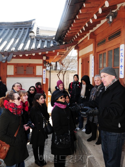 왕립아시아학회 한국지부 회원 20여명은 11일 서울 서촌지역을 답사하며 한국의 전통과 역사를 익히는 자리를 가졌다. 회원들이 신익회 선생집을 살펴보고 있다. /김명섭 기자 msiron@20120311..\r\n왕립아시아학회 한국지부 회원 20여명은 11일 서울 서촌지역을 답사하며 한국의 전통과 역사를 익히는 자리를 가졌다. 회원들이 신익회 선생집을 살펴보고 있다. /김명섭 기자 msiron@20120311..\r\n왕립아시아학회 한국지부 회원 20여명은 11일 서울 서촌지역을 답사하며 한국의 전통과 역사를 익히는 자리를 가졌다. 회원들이 신익회 선생집을 살펴보고 있다. /김명섭 기자 msiron@20120311..\r\n왕립아시아학회 한국지부 외국인 학회원 20여명이 11일 서울의 대표적 한옥마을인 서촌지역을 방문, 한옥의 과학적 주택문화를 배우고 있다. 왕립아시아학회 한국지부는 1900년 설립된 한국에서 가장 오래된 외국인 커뮤니티로, 매주 정기답사를 통해 한국의 전통과 역사적 가치를 간직한 곳을 탐방하고 있다.  김명섭 기자/msiron@
