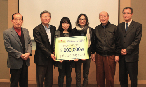 '클래식500 자원봉사단' 장학금 전달 (서울=연합뉴스) 시니어타워인 더 클래식500 입주 회원들의 자원봉사단체인 '클래식500 자원봉사단'이 건국대 재학생에게 총 500만원의 장학금을 전달했다. 2012.3.11 << 건국대 >> photo@yna.co.kr (끝)\r\n'클래식500 자원봉사단' 장학금 전달 (서울=연합뉴스) 시니어타워인 더 클래식500 입주 회원들의 자원봉사단체인 '클래식500 자원봉사단'이 건국대 재학생에게 총 500만원의 장학금을 전달했다. 2012.3.11 << 건국대 >> photo@yna.co.kr (끝)\r\n'클래식500 자원봉사단' 장학금 전달 (서울=연합뉴스) 시니어타워인 더 클래식500 입주 회원들의 자원봉사단체인 '클래식500 자원봉사단'이 건국대 재학생에게 총 500만원의 장학금을 전달했다. 2012.3.11 << 건국대 >> photo@yna.co.kr (끝)\r\n건국대는 최근 시니어타워인 더 클래식500 입주회원들의 자원봉사단체인 ‘클래식500 자원봉사단’(단장 강병직)이 건국대 재학생 2명에게 총 500만원의 장학금을 전달했다고 12일 밝혔다.