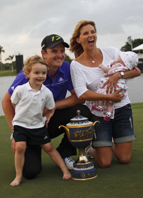 <YONHAP PHOTO-0283> Justin Rose, of England, poses with his family and the Gene Sarazen Cup for after he won the Cadillac Championship golf tournament on Sunday, March 11, 2012, in Doral, Fla. To the left is Leo, 3; to the right his wife, Charlotte, holding 2-month-old Kate. (AP Photo/Wilfredo Lee)/2012-03-12 08:35:44/ <저작권자 ⓒ 1980-2012 ㈜연합뉴스. 무단 전재 재배포 금지.>
Justin Rose poses with his family after his win at the Cadillac Championship.
AP-Yonhap News