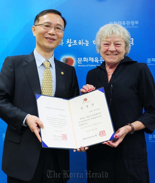 Vice Culture Minister Kim Yong-hwan (left) and Frie Leysen, new artistic director for the Asian Culture Complex in Gwangju, pose for photo at the Culture Ministry in Seoul on Monday.  Ministry of Culture