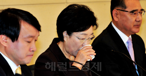 한명숙 민주통합당 대표가 12일 여의도 헌정기념관에서 열린 관훈토론회에서 패널의 질문에 답하고 잇다. 박현구 기자phko@heraldm.com 2012.03.12\r\n한명숙 민주통합당 대표가 12일 여의도 헌정기념관에서 열린 관훈토론회에서 패널의 질문에 답하고 잇다. 박현구 기자phko@heraldm.com 2012.03.12\r\n한명숙 민주당 대표가 12일 국회 헌정기념관에서 열린 관훈클럽 초청 토론회에 참석, 날카로운 질문 공세에 목이 타는 듯 물을 마시고 있다. 이날 한 대표는 공천 논란과 관련, “결단이 있을 것”이라며 추가 자진 사퇴를 예고했다. 박현구 기자/phko@
