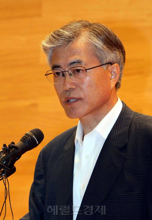 노무현 전 대통령의 사망 소식이 전해진 23일 오전 양산 부산대병원에서 문재인 전 비서실장이 사망 경위와 관련 기자회견을 하고 있다.          김명섭 기자  msiron@-2009.05.23.