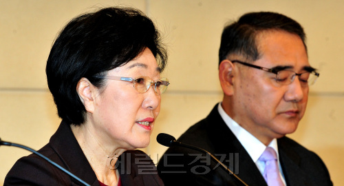 한명숙 민주통합당 대표가 12일 여의도 헌정기념관에서 열린 관훈토론회에서 패널의 질문에 답하고 잇다. 박현구 기자phko@heraldm.com 2012.03.12
Han Myeong-sook, leader of the main opposition Democratic United Party, speaks in a debate organized by senior journalists in Seoul on Monday.  Park Hyun-koo/The Korea Herald
Han Myeong-sook, leader of the main opposition Democratic United Party, speaks in a debate organized by senior journalists in Seoul on Monday.  Park Hyun-koo/The Korea Herald