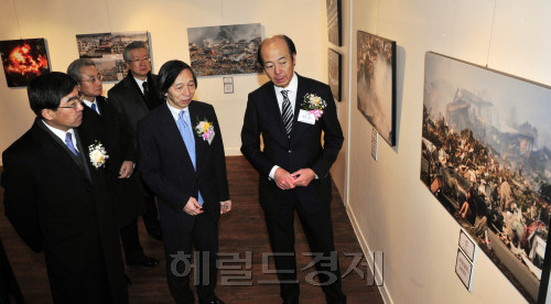 12일 오전 서울 정동갤러리에서 동일본 대지진 보도사진전이 개막돼 무토 마사토시 주한일본대사 등 참석자들이 안타깝게 사진을 바라보고 있다.<br />김명섭 기자 msiron@\r\n12일 오전 서울 정동갤러리에서 동일본 대지진 보도사진전이 개막돼 무토 마사토시 주한일본대사 등 참석자들이 안타깝게 사진을 바라보고 있다.\n김명섭 기자 msiron@
