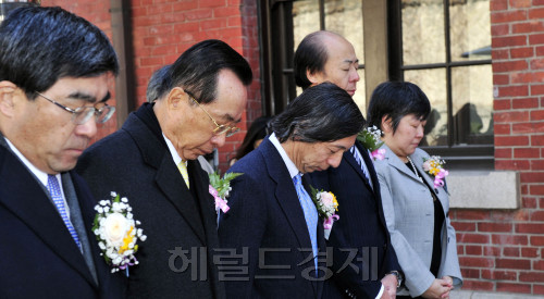 12일 오전 서울 정동갤러리에서 동일본 대지진 보도사진전이 개막돼 무토 마사토시 주한일본대사 등 참석자들이 묵념을 하고 있다.<br />김명섭 기자 msiron@\r\n12일 오전 서울 정동갤러리에서 동일본 대지진 보도사진전이 개막돼 무토 마사토시 주한일본대사 등 참석자들이 묵념을 하고 있다.\n김명섭 기자 msiron@