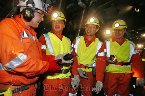 SK Group chairman Chey Tae-won (second from left) listens to a briefing on coal development inside the Angus Place mine in Australia early last year with SK Growth & Global president Yoo Jung-joon (third from left). SK Group holds a 25-percent stake in the Angus Place mine.    SK Group